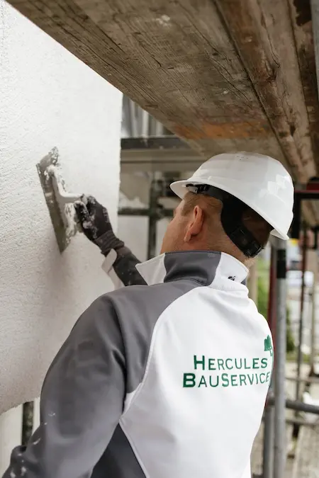 Handwerker bei Fassadenarbeiten